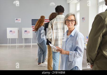 Amerikanische Wählerin meldet sich am Wahltag im Wahlzentrum an. Stockfoto