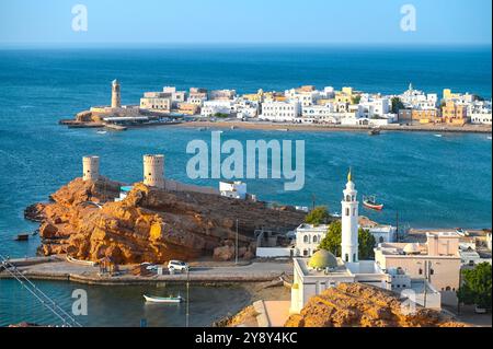 Panoramablick auf die antike Stadt Sur mit Golf von Oman, Leuchtturm und traditioneller Architektur in Oman Stockfoto