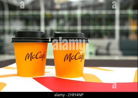 ABU DHABI - 20. SEPTEMBER: Zwei Pappbecher mit Getränken im McCafe of McDonald's in Abu Dhabi am 20,2024. September in den Vereinigten Arabischen Emiraten Stockfoto