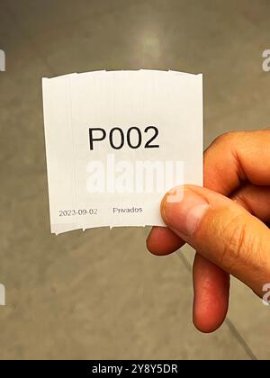 Hand hält ein Terminticket. Stockfoto