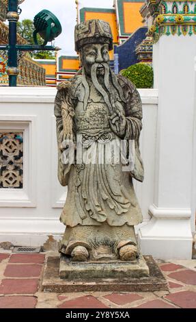 Wat Pho, auch Wat Po, ist ein buddhistischer Tempelkomplex in Bangkok, Thailand. Auch bekannt als Tempel des liegenden Buddha. Chinesischer Vormund Stockfoto