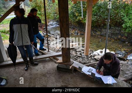 Petrovice, Tschechische Republik. Oktober 2024. Die Bauexpertin Barbora Bartecka (rechts) bewertet und prüft den Zustand eines hochwassergeschädigten Hauses am Osoblaha-Fluss (Petrovicky potok genannt) in Petrovice, Tschechische Republik, am 3. Oktober 2024. Quelle: Jaroslav Ozana/CTK Photo/Alamy Live News Stockfoto