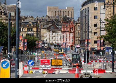 Massenbauarbeiten an der Bridge Street in Bradford in West Yorkshire, die sich auf die Umwandlung in die britische Kulturstadt 2025 vorbereiten. Laufende Arbeiten Stockfoto