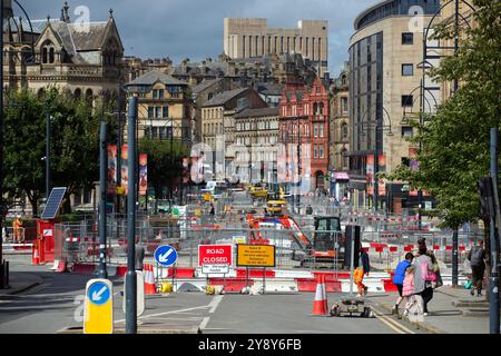 Massenbauarbeiten an der Bridge Street in Bradford in West Yorkshire, die sich auf die Umwandlung in die britische Kulturstadt 2025 vorbereiten. Laufende Arbeiten Stockfoto