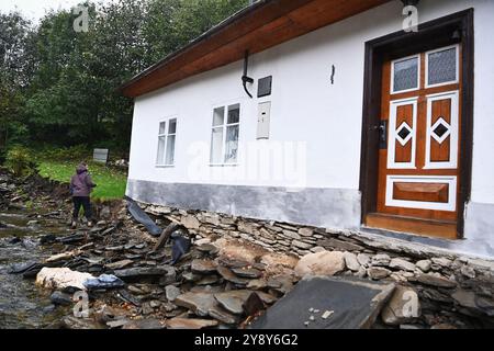 Petrovice, Tschechische Republik. Oktober 2024. Die Bauexpertin Barbora Bartecka bewertet und prüft den Zustand eines hochwassergeschädigten Hauses am Osoblaha River (Petrovicky potok genannt) in Petrovice, Tschechien, am 3. Oktober 2024. Quelle: Jaroslav Ozana/CTK Photo/Alamy Live News Stockfoto