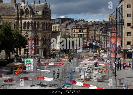 Massenbauarbeiten an der Bridge Street in Bradford in West Yorkshire, die sich auf die Umwandlung in die britische Kulturstadt 2025 vorbereiten. Laufende Arbeiten Stockfoto