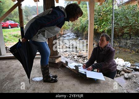 Petrovice, Tschechische Republik. Oktober 2024. Die Bauexpertin Barbora Bartecka bewertet und prüft den Zustand eines hochwassergeschädigten Hauses am Osoblaha River (Petrovicky potok genannt) in Petrovice, Tschechien, am 3. Oktober 2024. Quelle: Jaroslav Ozana/CTK Photo/Alamy Live News Stockfoto