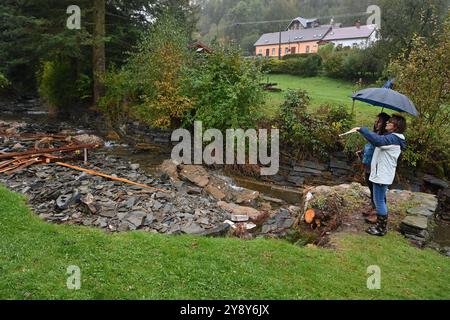 Petrovice, Tschechische Republik. Oktober 2024. Die Bauexpertin Barbora Bartecka (links) bewertet und prüft den Zustand eines hochwassergeschädigten Hauses am Osoblaha-Fluss (Petrovicky potok genannt) in Petrovice, Tschechische Republik, am 3. Oktober 2024. Quelle: Jaroslav Ozana/CTK Photo/Alamy Live News Stockfoto