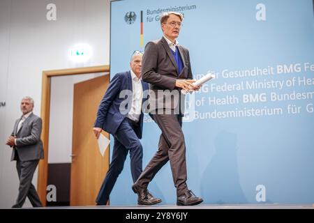 Berlin, Deutschland. Oktober 2024. Bundesgesundheitsminister Karl Lauterbach (SPD) gibt eine Pressemitteilung zur Pflegeversicherung ab. Quelle: Kay Nietfeld/dpa/Alamy Live News Stockfoto