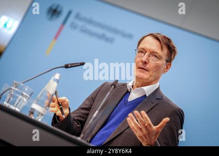 Berlin, Deutschland. Oktober 2024. Bundesgesundheitsminister Karl Lauterbach (SPD) gibt eine Pressemitteilung zur Pflegeversicherung ab. Quelle: Kay Nietfeld/dpa/Alamy Live News Stockfoto