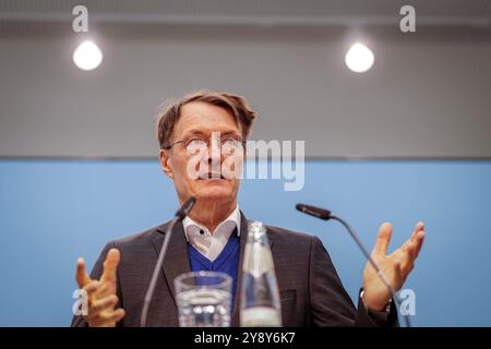 Berlin, Deutschland. Oktober 2024. Bundesgesundheitsminister Karl Lauterbach (SPD) gibt eine Pressemitteilung zur Pflegeversicherung ab. Quelle: Kay Nietfeld/dpa/Alamy Live News Stockfoto