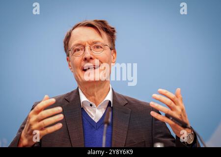 Berlin, Deutschland. Oktober 2024. Bundesgesundheitsminister Karl Lauterbach (SPD) gibt eine Pressemitteilung zur Pflegeversicherung ab. Quelle: Kay Nietfeld/dpa/Alamy Live News Stockfoto