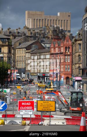 Massenbauarbeiten an der Bridge Street in Bradford in West Yorkshire, die sich auf die Umwandlung in die britische Kulturstadt 2025 vorbereiten. Laufende Arbeiten Stockfoto