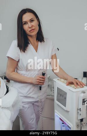 HydraFacial, eine verjüngende Behandlung, die von einem Kosmetiker durchgeführt wird und Ihre Haut reinigt, extrahiert und mit Feuchtigkeit versorgt. Hochwertige Fotos Stockfoto