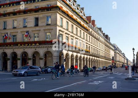 Paris, Frankreich 10.05.2024 Radfahrer und Autos an einem sonnigen Herbsttag in der schönen Rue de Rivoli Stockfoto