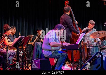 New York, USA. Oktober 2024. Arturo O'Farrill und das Afro-Latin Jazz Orchestra feiern im Denny Farrell Riverbank State Park in Harlem den Monat des nationalen Hispanischen Kulturerbes. Quelle: M. Stan Reaves/Alamy Live News Stockfoto