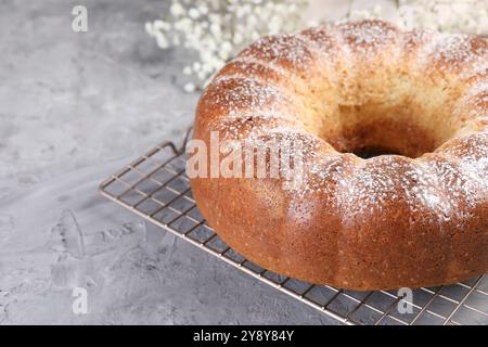 Frisch gebackener Biskuitkuchen auf grauem Tisch, Nahaufnahme Stockfoto