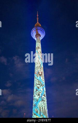 Beleuchteter Fernsehturm beim 20. Festival of Lights mit Lichtinstallationen auf Gebaeuden unter dem Motto Freiheit feiern, am 04.10.24 in Berlin Mitte vom Alexanderplatz bis zum Brandenburger Tor Festival of Lights - Berlin Mitte *** beleuchteter Fernsehturm beim 20. Jährlichen Lichterfest mit Lichtinstallationen an Gebäuden unter dem Motto Freiheit feiern, am 04 10 24 in Berlin Mitte vom Alexanderplatz zum Brandenburger Tor Festival der Lichter Berlin Mitte Stockfoto