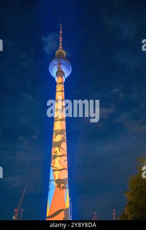 Beleuchteter Fernsehturm beim 20. Festival of Lights mit Lichtinstallationen auf Gebaeuden unter dem Motto Freiheit feiern, am 04.10.24 in Berlin Mitte vom Alexanderplatz bis zum Brandenburger Tor Festival of Lights - Berlin Mitte *** beleuchteter Fernsehturm beim 20. Jährlichen Lichterfest mit Lichtinstallationen an Gebäuden unter dem Motto Freiheit feiern, am 04 10 24 in Berlin Mitte vom Alexanderplatz zum Brandenburger Tor Festival der Lichter Berlin Mitte Stockfoto