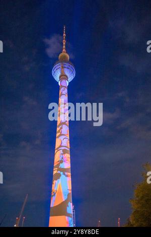 Beleuchteter Fernsehturm beim 20. Festival of Lights mit Lichtinstallationen auf Gebaeuden unter dem Motto Freiheit feiern, am 04.10.24 in Berlin Mitte vom Alexanderplatz bis zum Brandenburger Tor Festival of Lights - Berlin Mitte *** beleuchteter Fernsehturm beim 20. Jährlichen Lichterfest mit Lichtinstallationen an Gebäuden unter dem Motto Freiheit feiern, am 04 10 24 in Berlin Mitte vom Alexanderplatz zum Brandenburger Tor Festival der Lichter Berlin Mitte Stockfoto