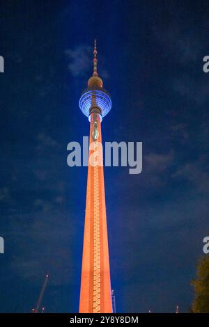 Beleuchteter Fernsehturm beim 20. Festival of Lights mit Lichtinstallationen auf Gebaeuden unter dem Motto Freiheit feiern, am 04.10.24 in Berlin Mitte vom Alexanderplatz bis zum Brandenburger Tor Festival of Lights - Berlin Mitte *** beleuchteter Fernsehturm beim 20. Jährlichen Lichterfest mit Lichtinstallationen an Gebäuden unter dem Motto Freiheit feiern, am 04 10 24 in Berlin Mitte vom Alexanderplatz zum Brandenburger Tor Festival der Lichter Berlin Mitte Stockfoto
