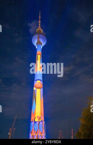 Beleuchteter Fernsehturm beim 20. Festival of Lights mit Lichtinstallationen auf Gebaeuden unter dem Motto Freiheit feiern, am 04.10.24 in Berlin Mitte vom Alexanderplatz bis zum Brandenburger Tor Festival of Lights - Berlin Mitte *** beleuchteter Fernsehturm beim 20. Jährlichen Lichterfest mit Lichtinstallationen an Gebäuden unter dem Motto Freiheit feiern, am 04 10 24 in Berlin Mitte vom Alexanderplatz zum Brandenburger Tor Festival der Lichter Berlin Mitte Stockfoto