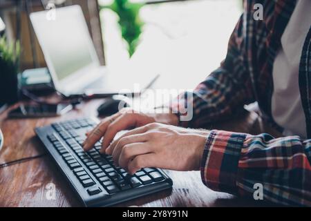 Nahaufnahme eines professionellen IT-Spezialisten, Computerwissenschaftler-Entwickler, klicken auf mechanische Tastatur, die Cybersicherheit hackt Stockfoto