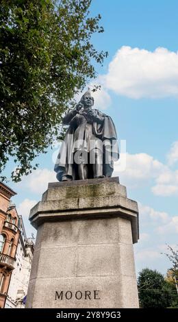 Die Statue des irischen Dichters und Sängers Thomas Moore (1779–1852) an der Ecke College Street und Westmoreland Street. Stockfoto