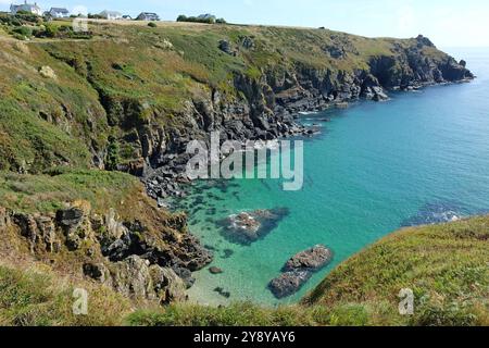 Das ruhige türkisfarbene Wasser Housel Cove in Housel Bay auf der Lizard Peninsula, Cornwall, Großbritannien. Stockfoto