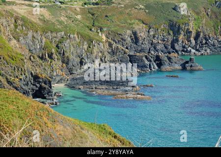 Das ruhige türkisfarbene Wasser Housel Cove in Housel Bay auf der Lizard Peninsula, Cornwall, Großbritannien. Stockfoto