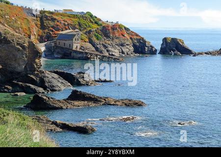 Die alte Rettungsbootstation in Polpeor Cove am Lizard Point, dem südlichsten Punkt Großbritanniens, auf der Lizard Peninsula in Cornwall, Großbritannien. Stockfoto