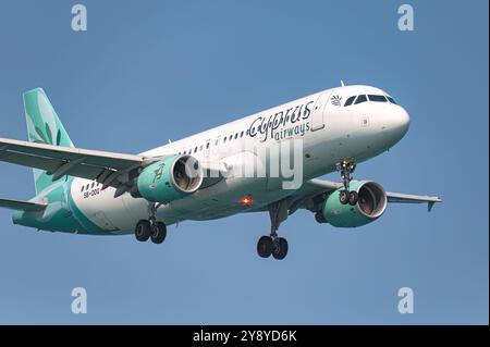 Larnaca, Zypern - 29. Juni 2024: An einem sonnigen Tag nähert sich ein Passagierflugzeug des Airbus a320 von Cyprus Airways mit ausgefahrenem Fahrwerk einem Flughafen Stockfoto