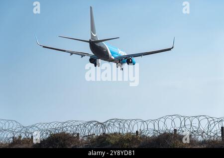 Larnaca, Zypern - 29. Juni 2024: Amazon Prime Air-Frachtflugzeug nähert sich zur Landung und fliegt über einen Stacheldrahtzaun am Flughafen Larnaca Stockfoto