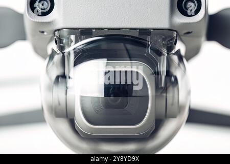 Professionelle Kamera, die auf einer Drohne montiert ist und bereit ist, hochauflösende Luftaufnahmen aufzunehmen. Stockfoto