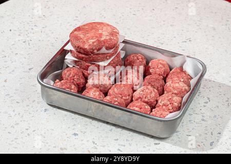 Halbfertige Schnitzel und Fleischbällchen Stockfoto