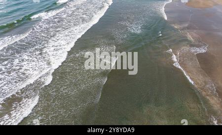 Der Pazifische Ozean winkt sanft Stockfoto