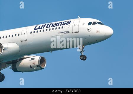 Larnaca, Zypern - 3. September 2023: Passagierflugzeug des Lufthansa Airbus a321 fliegt in einem klaren blauen Himmel Stockfoto