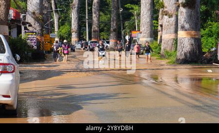5. Oktober 2024: Chiang Mai, Thailand: Schwere Überschwemmungen in Wohngebieten im Norden Thailands. Die Bewohner waten durch überflutete Straßen wie Flüsse Stockfoto