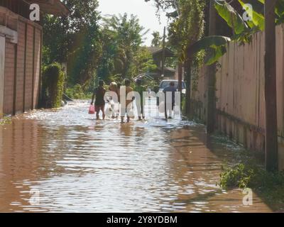5. Oktober 2024: Chiang Mai, Thailand: Schwere Überschwemmungen in Wohngebieten im Norden Thailands. Die Bewohner waten durch überflutete Straßen wie Flüsse Stockfoto