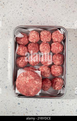 Halbfertige Schnitzel und Fleischbällchen Stockfoto