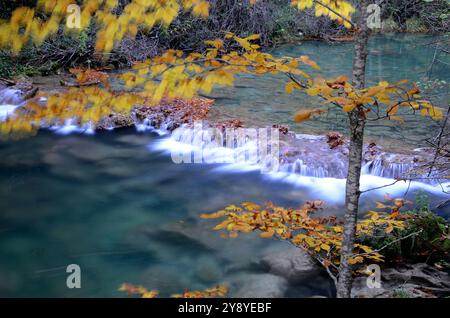 Herbstlandschaft des Urederra-Flusses im Urbasa-Andia Naturpark. Navarra. Spanien Stockfoto