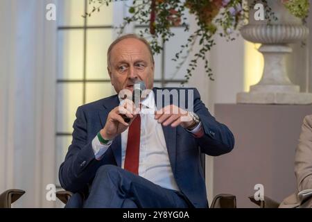 Joachim Rukwied Präsident LBV. Strategiedialog Landwirtschaft, Abschlusskonferenz im neuen Schloss. Rund 50 Akteuren aus Landwirtschaft, Naturschutz, Handel, Verarbeitung, Erzeugung, Gesellschaft, Kirchen und Politik unterzeichnen einen Gesellschaftsvertrag für die Zukunft der Landwirtschaft und der biologischen Vielfalt in Baden-Württemberg. // 07.10.2024: Stuttgart, Baden-Württemberg, Deutschland *** Joachim Rukwied Präsident LBV Strategiedialog Landwirtschaft, Abschlusskonferenz im neuen Schloss rund 50 Akteure aus Landwirtschaft, Naturschutz, Handel, Verarbeitung, Produktion, Socie Stockfoto