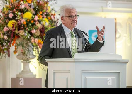 Strategiedialog Landwirtschaft, Abschlusskonferenz im neuen Schloss. Rund 50 Akteuren aus Landwirtschaft, Naturschutz, Handel, Verarbeitung, Erzeugung, Gesellschaft, Kirchen und Politik unterzeichnen einen Gesellschaftsvertrag für die Zukunft der Landwirtschaft und der biologischen Vielfalt in Baden-Württemberg. Ministerpräsident Winfried Kretschmann. // 07.10.2024: Stuttgart, Baden-Württemberg, Deutschland *** Strategischer Dialog Landwirtschaft, Abschlusskonferenz im neuen Schloss rund 50 Interessengruppen aus Landwirtschaft, Naturschutz, Handel, Verarbeitung, Produktion, Gesellschaft, Kirchen und Stockfoto