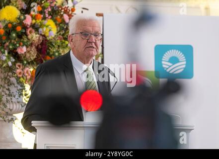 Strategiedialog Landwirtschaft, Abschlusskonferenz im neuen Schloss. Rund 50 Akteuren aus Landwirtschaft, Naturschutz, Handel, Verarbeitung, Erzeugung, Gesellschaft, Kirchen und Politik unterzeichnen einen Gesellschaftsvertrag für die Zukunft der Landwirtschaft und der biologischen Vielfalt in Baden-Württemberg. Ministerpräsident Winfried Kretschmann. // 07.10.2024: Stuttgart, Baden-Württemberg, Deutschland *** Strategischer Dialog Landwirtschaft, Abschlusskonferenz im neuen Schloss rund 50 Interessengruppen aus Landwirtschaft, Naturschutz, Handel, Verarbeitung, Produktion, Gesellschaft, Kirchen und Stockfoto