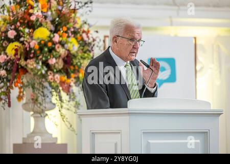 Strategiedialog Landwirtschaft, Abschlusskonferenz im neuen Schloss. Rund 50 Akteuren aus Landwirtschaft, Naturschutz, Handel, Verarbeitung, Erzeugung, Gesellschaft, Kirchen und Politik unterzeichnen einen Gesellschaftsvertrag für die Zukunft der Landwirtschaft und der biologischen Vielfalt in Baden-Württemberg. Ministerpräsident Winfried Kretschmann. // 07.10.2024: Stuttgart, Baden-Württemberg, Deutschland *** Strategischer Dialog Landwirtschaft, Abschlusskonferenz im neuen Schloss rund 50 Interessengruppen aus Landwirtschaft, Naturschutz, Handel, Verarbeitung, Produktion, Gesellschaft, Kirchen und Stockfoto