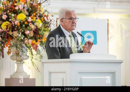 Strategiedialog Landwirtschaft, Abschlusskonferenz im neuen Schloss. Rund 50 Akteuren aus Landwirtschaft, Naturschutz, Handel, Verarbeitung, Erzeugung, Gesellschaft, Kirchen und Politik unterzeichnen einen Gesellschaftsvertrag für die Zukunft der Landwirtschaft und der biologischen Vielfalt in Baden-Württemberg. Ministerpräsident Winfried Kretschmann. // 07.10.2024: Stuttgart, Baden-Württemberg, Deutschland *** Strategischer Dialog Landwirtschaft, Abschlusskonferenz im neuen Schloss rund 50 Interessengruppen aus Landwirtschaft, Naturschutz, Handel, Verarbeitung, Produktion, Gesellschaft, Kirchen und Stockfoto