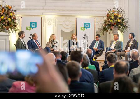 Strategiedialog Landwirtschaft, Abschlusskonferenz im neuen Schloss. Diskussionsrunde, von links: Philipp Hennerkes GF BVLH, Joachim Rukwied Präsident LBV, Thekla Walker MDL, Grüne, Umweltministerin, Moderatorin Klara Köberle, Peter Hauk MDL, CDU, Landwirtschaftsminister, Marcus Arzt Vorsitzender AÖL, Johannes Enssle LV NABU. // 07.10.2024: Stuttgart, Baden-Württemberg, Deutschland *** strategischer Dialog Landwirtschaft, Abschlusskonferenz in der neuen Schlossdiskussionsrunde, von links Philipp Hennerkes GF BVLH , Joachim Rukwied Präsident LBV , Thekla Walker MDL, Grüne, Umweltministerin Stockfoto