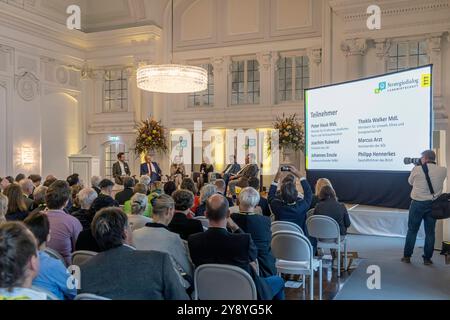 Strategiedialog Landwirtschaft, Abschlusskonferenz im neuen Schloss. Diskussionsrunde, von links: Philipp Hennerkes GF BVLH, Joachim Rukwied Präsident LBV, Thekla Walker MDL, Grüne, Umweltministerin, Moderatorin Klara Köberle, Peter Hauk MDL, CDU, Landwirtschaftsminister, Marcus Arzt Vorsitzender AÖL, Johannes Enssle LV NABU. // 07.10.2024: Stuttgart, Baden-Württemberg, Deutschland *** strategischer Dialog Landwirtschaft, Abschlusskonferenz in der neuen Schlossdiskussionsrunde, von links Philipp Hennerkes GF BVLH , Joachim Rukwied Präsident LBV , Thekla Walker MDL, Grüne, Umweltministerin Stockfoto