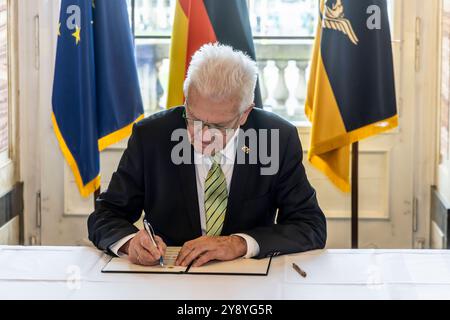 Strategiedialog Landwirtschaft, Abschlusskonferenz im neuen Schloss. Rund 50 Akteuren aus Landwirtschaft, Naturschutz, Handel, Verarbeitung, Erzeugung, Gesellschaft, Kirchen und Politik unterzeichnen einen Gesellschaftsvertrag für die Zukunft der Landwirtschaft und der biologischen Vielfalt in Baden-Württemberg. Ministerpräsident Winfried Kretschmann. // 07.10.2024: Stuttgart, Baden-Württemberg, Deutschland *** Strategischer Dialog Landwirtschaft, Abschlusskonferenz im neuen Schloss rund 50 Interessengruppen aus Landwirtschaft, Naturschutz, Handel, Verarbeitung, Produktion, Gesellschaft, Kirchen und Stockfoto