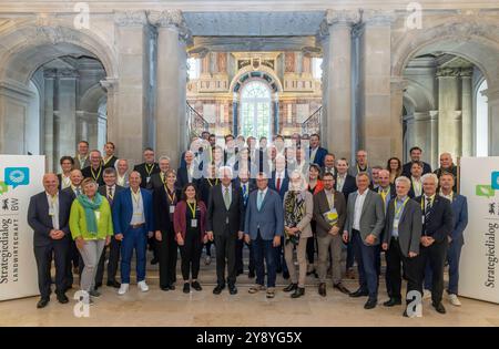 Strategiedialog Landwirtschaft, Abschlusskonferenz im neuen Schloss. Rund 50 Akteuren aus Landwirtschaft, Naturschutz, Handel, Verarbeitung, Erzeugung, Gesellschaft, Kirchen und Politik unterzeichnen einen Gesellschaftsvertrag für die Zukunft der Landwirtschaft und der biologischen Vielfalt in Baden-Württemberg. In der Bildmitte Ministerpräsident Winfried Kretschmann, Landwirtschaftsminister Peter Hauk, Umeltministerin Thekla Walker. // 07.10.2024: Stuttgart, Baden-Württemberg, Deutschland *** Strategischer Dialog Landwirtschaft, Abschlusskonferenz im neuen Schloss rund 50 Interessenvertreter aus agr Stockfoto